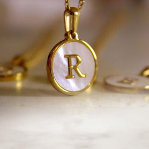 Collar de concha con letras -EL MEJOR REGALO DE NAVIDAD PARA TU FALIMILIA