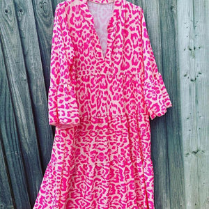 Vestido con estampado de leopardo de Le Pink Chic